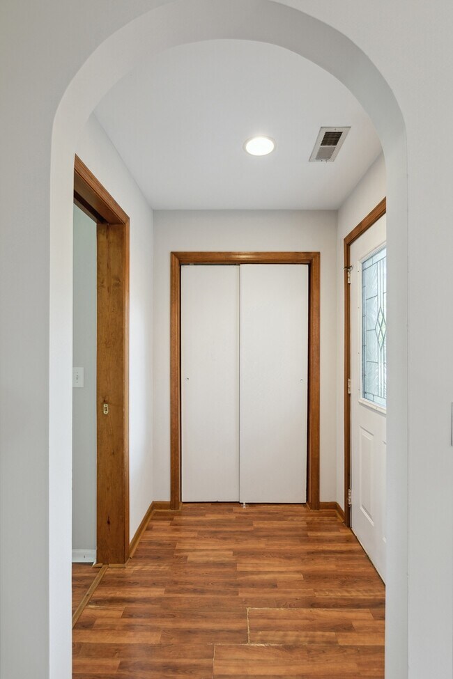 Building Photo - 42 Burr Oak Dr