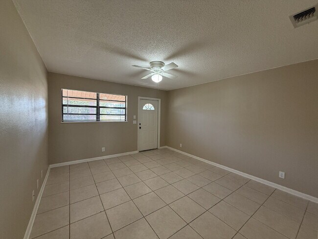 Foto del edificio - Charming Two Bedroom Duplex!