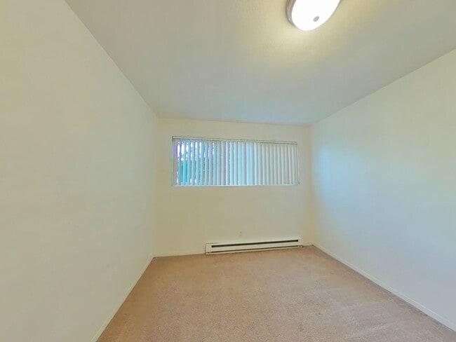 Building Photo - 2 Bedroom Apartment ~ Close to Campus ~ Ca...