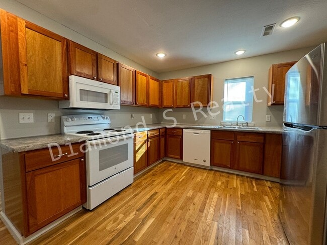 Building Photo - Country Setting!  2 Bed/2 Bath Home