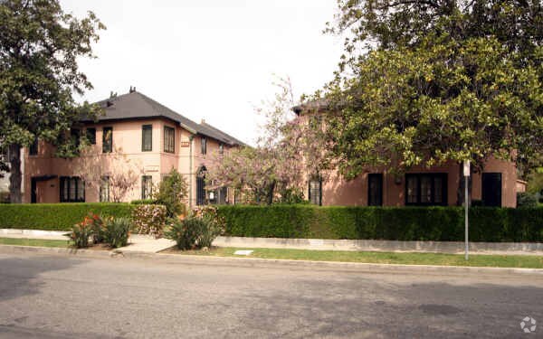 Primary Photo - 1201-1215 W. 27th St