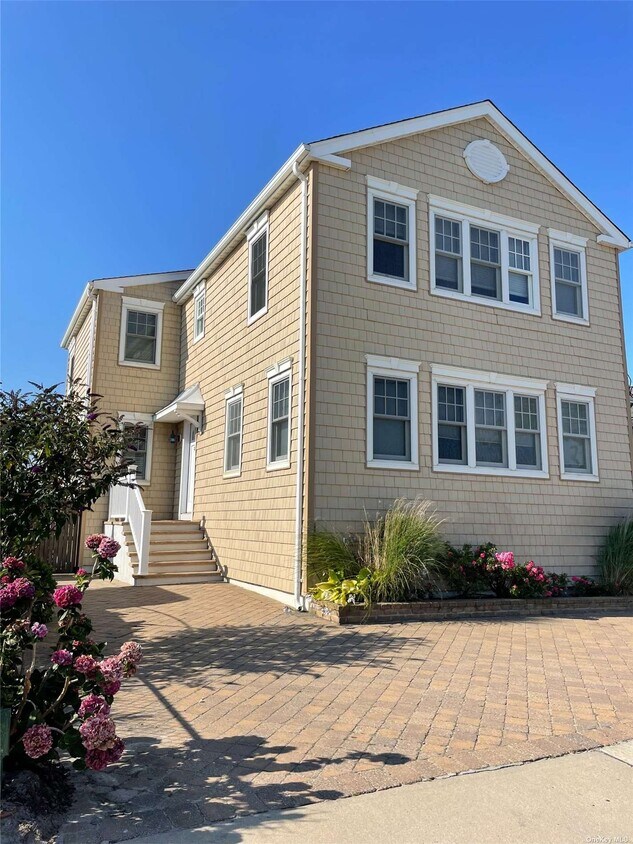 Primary Photo - 169 Bayside Dr