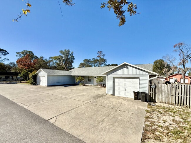 Building Photo - 1159 E Rohe St