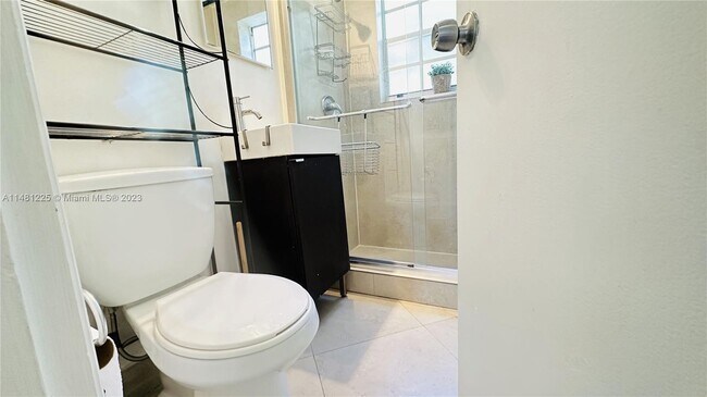 Foto del edificio - 8630 Byron Ave