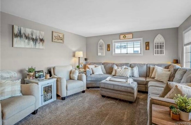 Building Photo - 3 bedroom 2 bath in the heart of Niagara F...