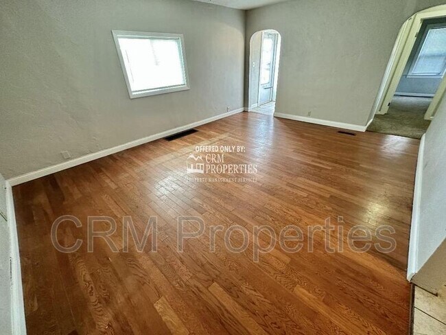Building Photo - 1306 E Mulberry St