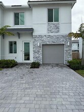 Building Photo - 726 SE 13th Ct