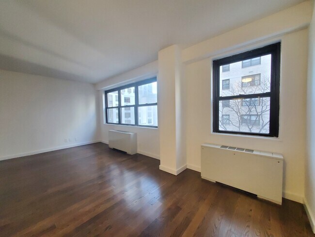 Building Photo - 401 E 88th St