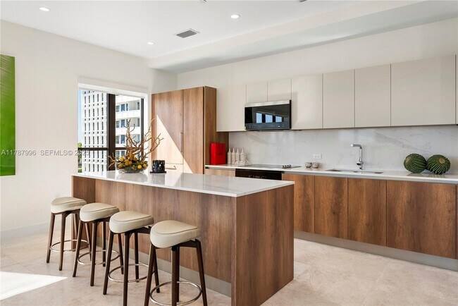 Foto del edificio - 701 Valencia Ave