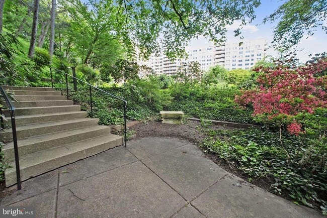 Foto del edificio - 4201 Cathedral Ave NW