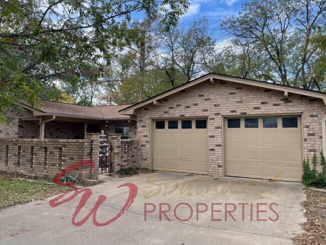 Building Photo - Spacious 3 Bedroom Brick Home in the Heart of Stephenville!