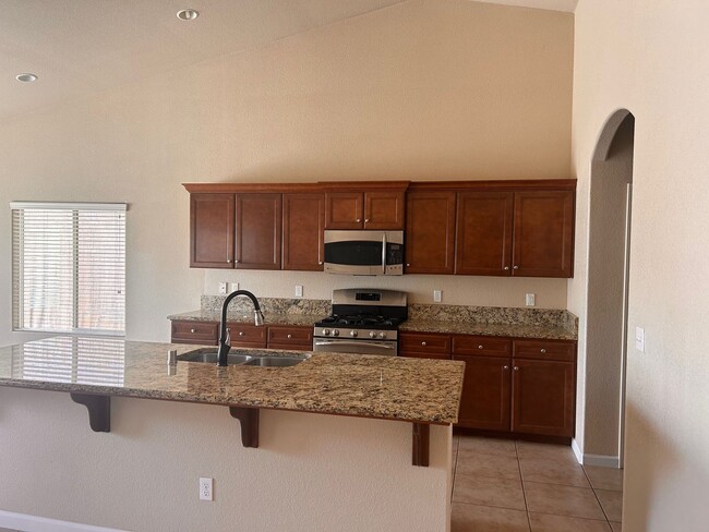 Foto del edificio - Beautiful home for rent in Visalia!