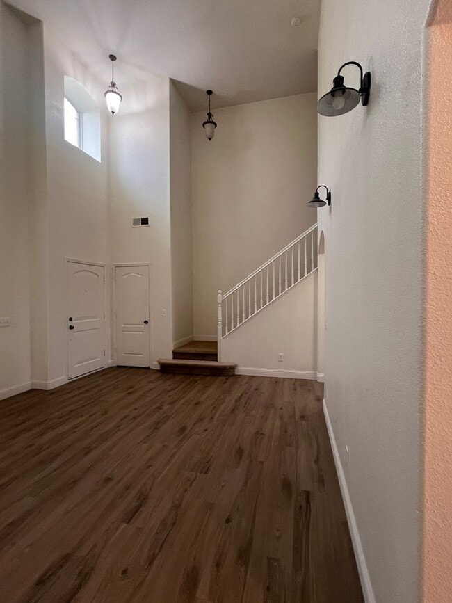 Foto del edificio - Large Two Story Home Recently Remodeled Available NOW