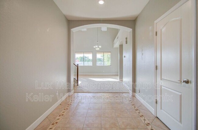 Building Photo - 2320 S Glen Dr