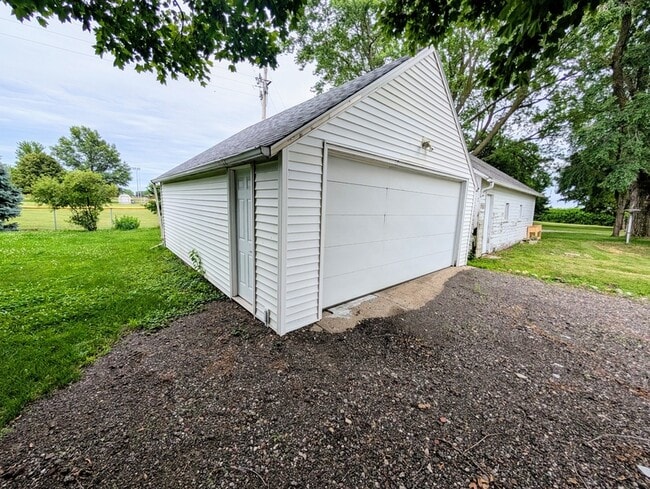 Building Photo - 707 10th Ave