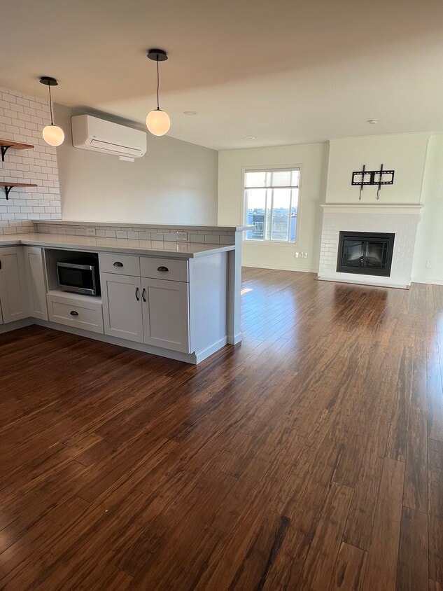 Spacious Open Concept Living - 520 Lee St