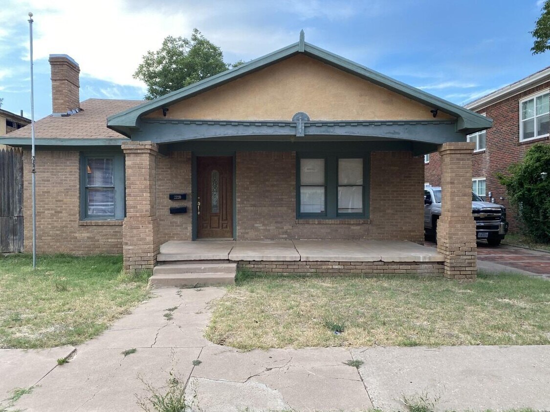 Primary Photo - 2220 16th St