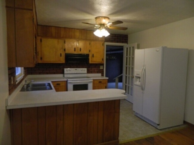 Building Photo - Spacious Ranch House off Old Forest Road