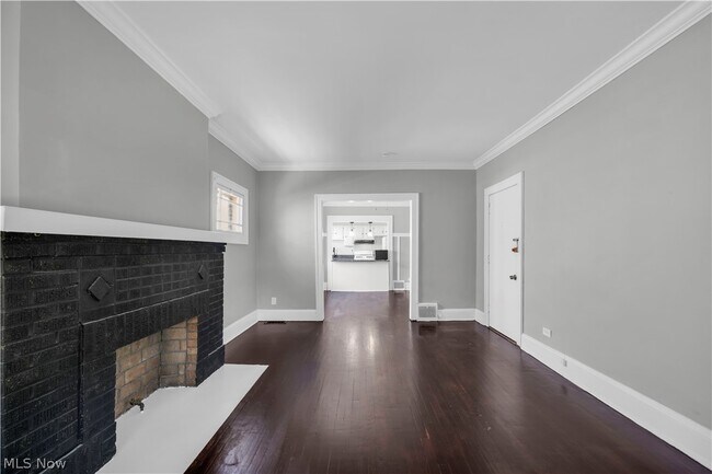 Foto del edificio - 1353 Phelps Ave