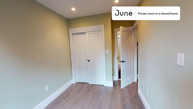 Foto del edificio - Private bedroom in 3 bed/2 bath Home