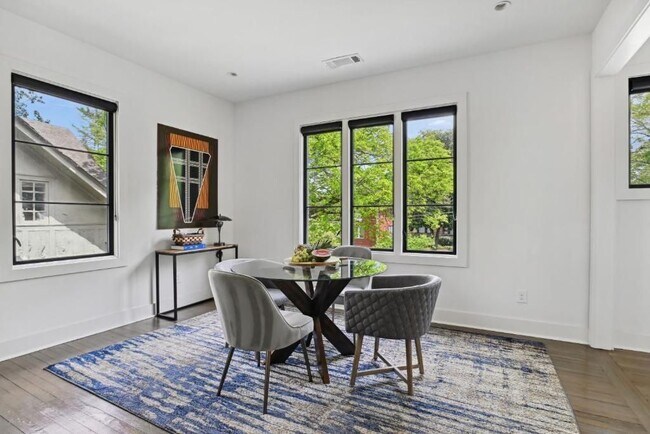 Foto del edificio - 634 Bonaventure Ave NE