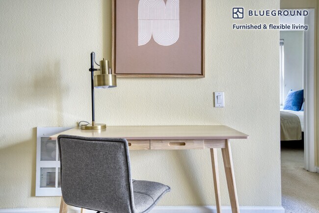 Foto del edificio - 1000 National Ave