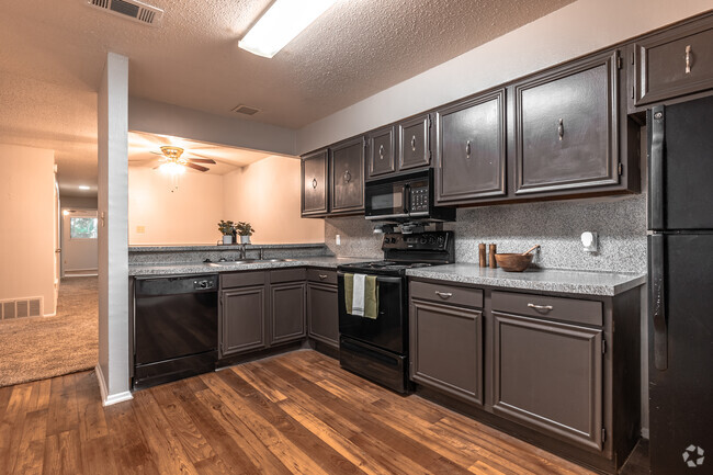 2HAB, 2BA - Cocina - The Q's at Towne Oaks