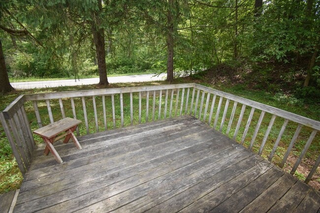 Foto del edificio - Two Bedroom Home with Driveway & more!