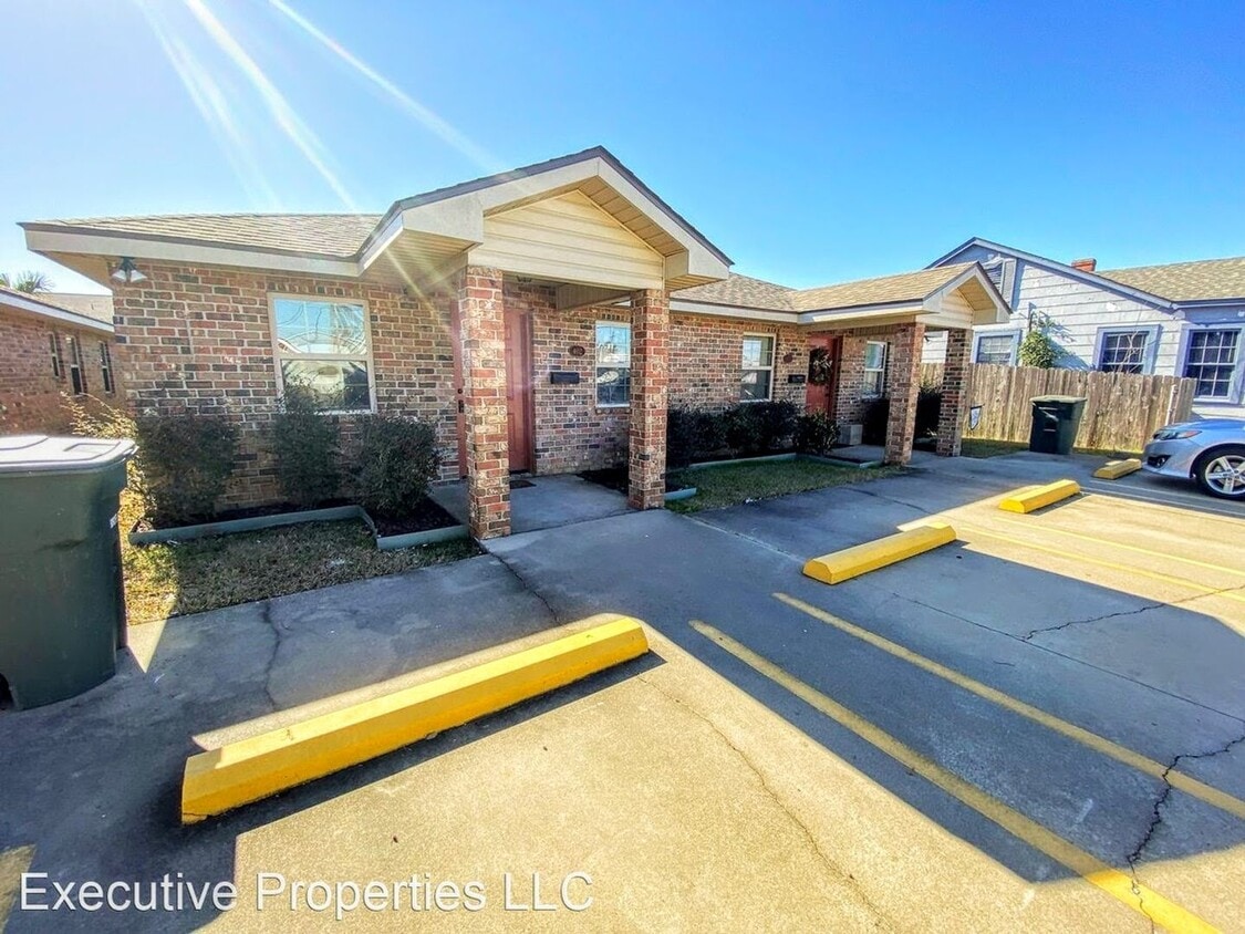 Foto principal - Spacious 2-Bedroom Duplex Near McNeese Sta...