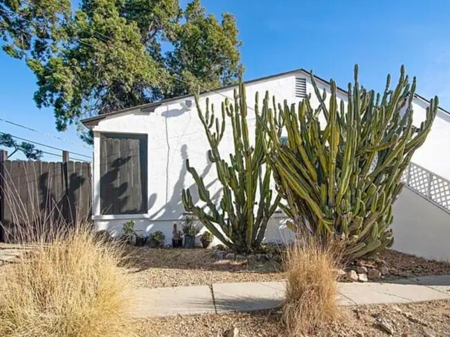Building Photo - 2610 Helix St