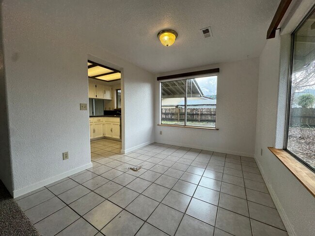 Foto del edificio - 3-bedroom, 2-bath in Sutherlin