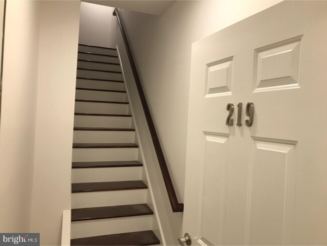 Foto del edificio - 217 E Market St