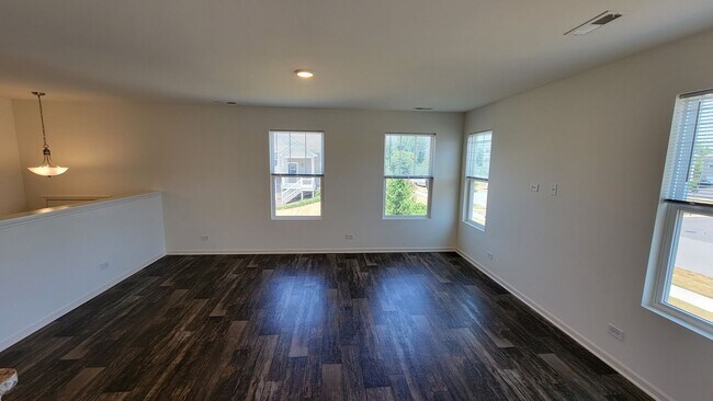 Building Photo - SUPER SHARP 3 BEDROOM, 2 BATH END UNIT TOW...
