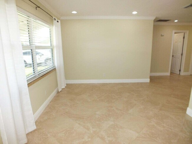 Foto del edificio - 121 SW 8th Ct