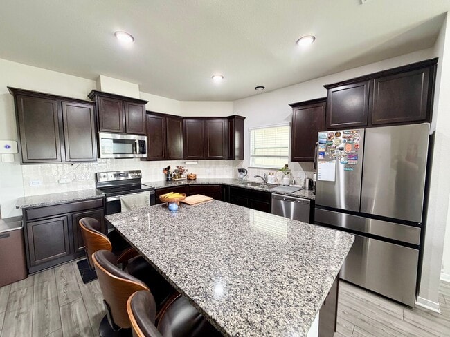 Building Photo - Spacious 4 bed/3 Bath home in Midway ISD