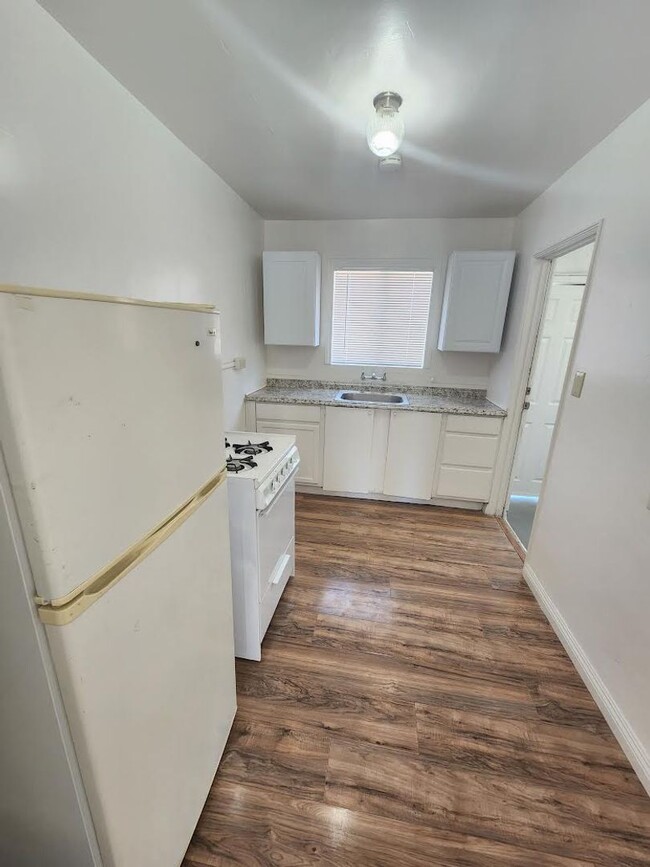Building Photo - 6554 El Rey Ave