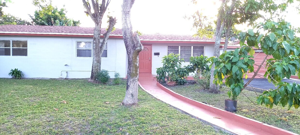 Foto principal - 1130 NW 18th Ct