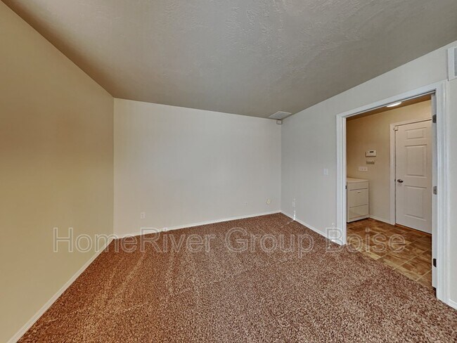 Foto del edificio - 2795 N Updale Ave