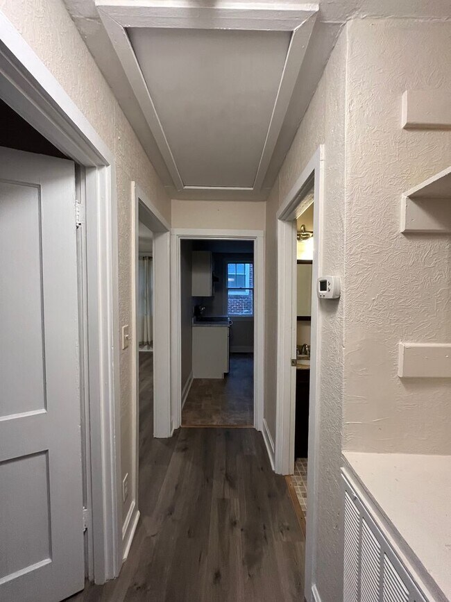 Foto del edificio - Cozy Cottage in West Nashville, Walk to Charlotte Park, Easy Interstate Access, Fenced Yard, Pet ...
