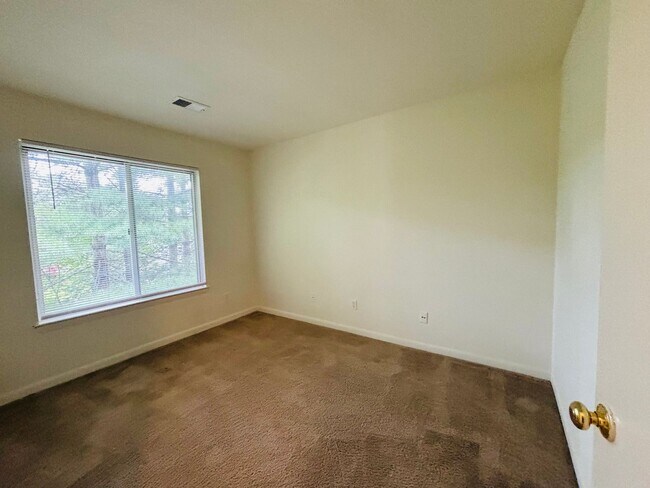 Building Photo - 4 Bedroom 2 Bath Condo