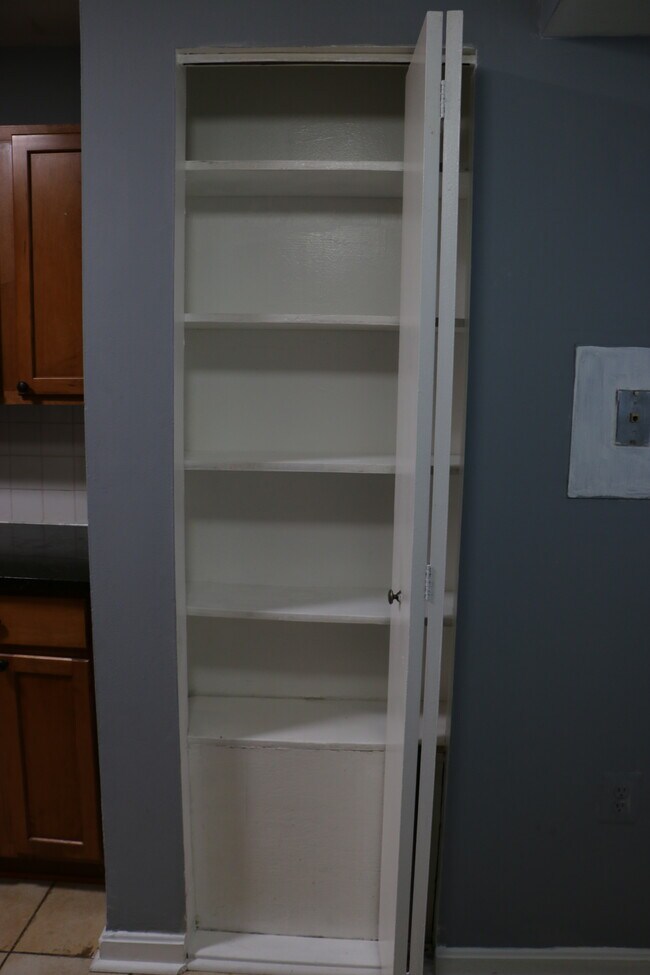 Foto del edificio - 5931 Quantrell Ave