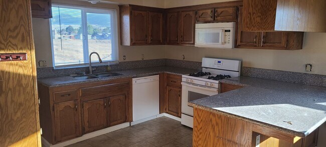 Building Photo - 3 Bedroom/ 2 bath Home in Town.