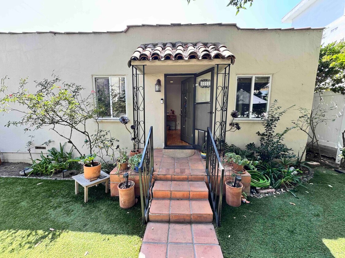 Foto principal - 1011 S Barrington Ave