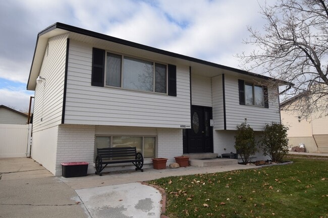 Charming West Jordan 4 Bed with Open Layout and Spacious Primary!! - Charming West Jordan 4 Bed with Open Layout and Spacious Primary!! House