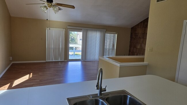 Foto del edificio - 135 April Point Dr N