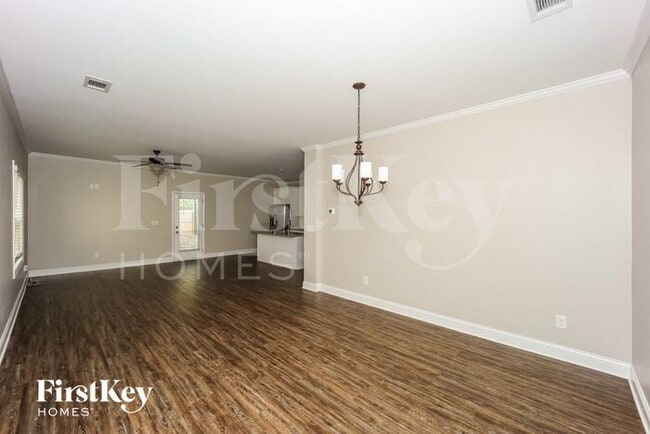 Building Photo - 28 E Newnan Rd