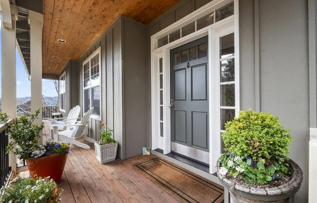 Foto del edificio - West Linn Luxury with Views, Main-Level Su...