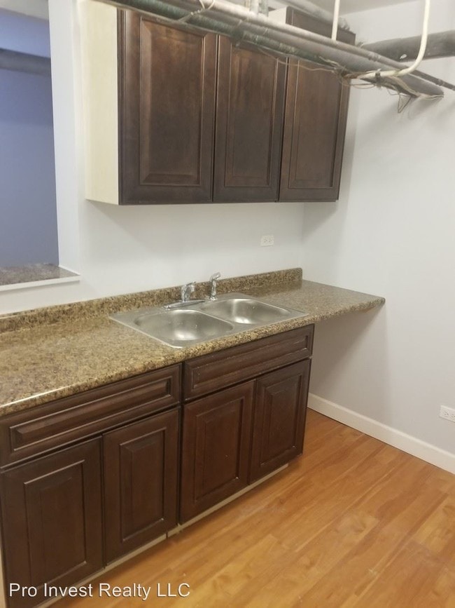 Building Photo - 7767-7767 S South Shore Dr