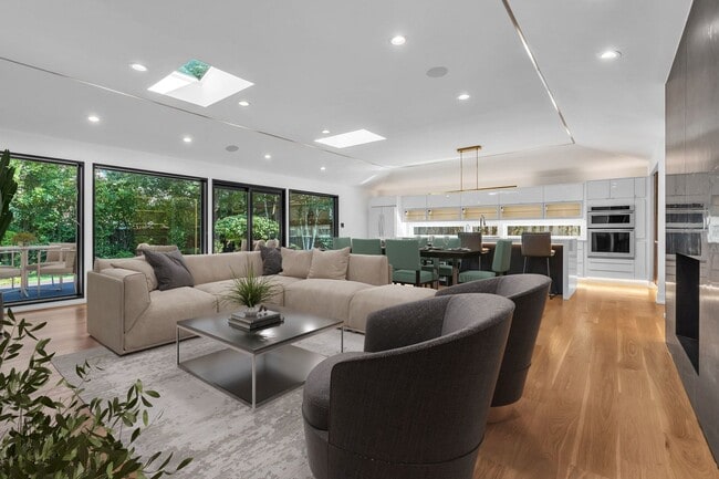 Building Photo - 623 Echo Ln