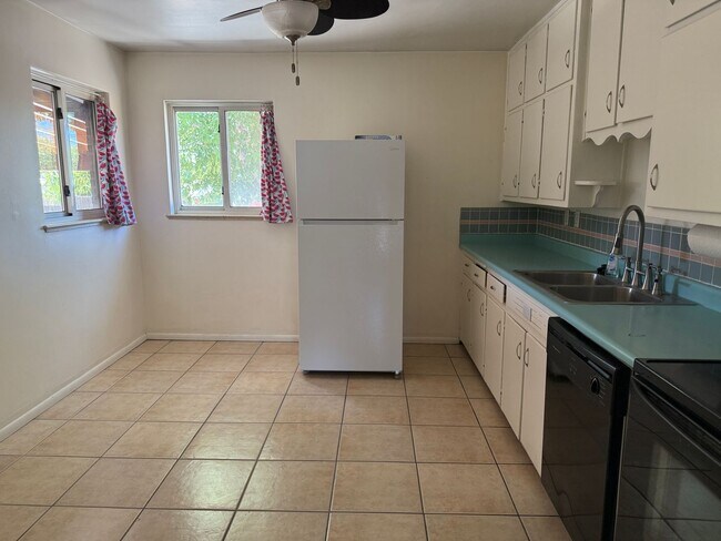 Foto del edificio - Nice 2 Br, 1 Bath house with the major app...